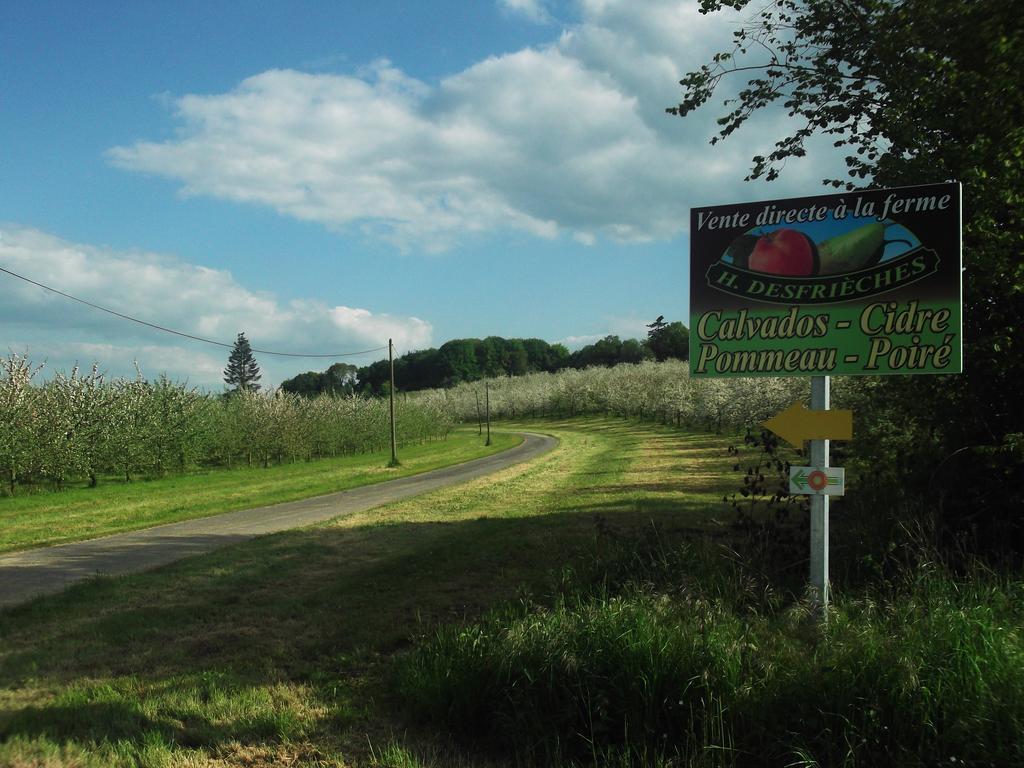 Sainte-Marguerite-de-CarrougesFerme Cidricole Hugues Desfrieches住宿加早餐旅馆 外观 照片